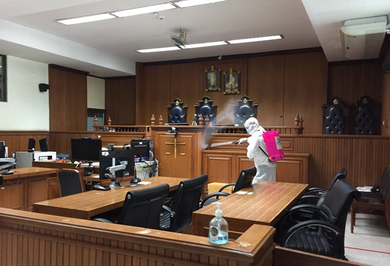 ศาลอาญาฉีดพ่นฆ่าเชื้อโควิด
