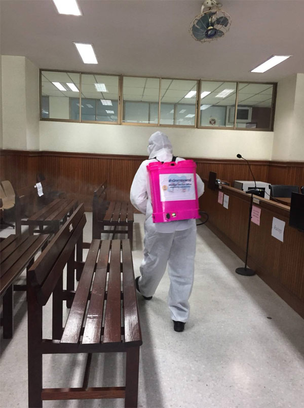 ศาลอาญาฉีดพ่นฆ่าเชื้อโควิด
