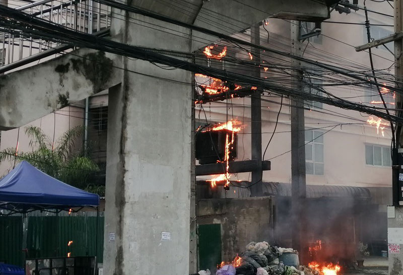 หม้อแปลงไฟฟ้าระเบิดลามไหม้ร้านก๋วยเตี๋ยว