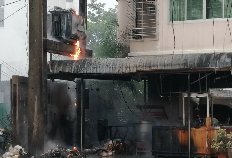 หม้อแปลงไฟฟ้าระเบิดลามไหม้ร้านก๋วยเตี๋ยว