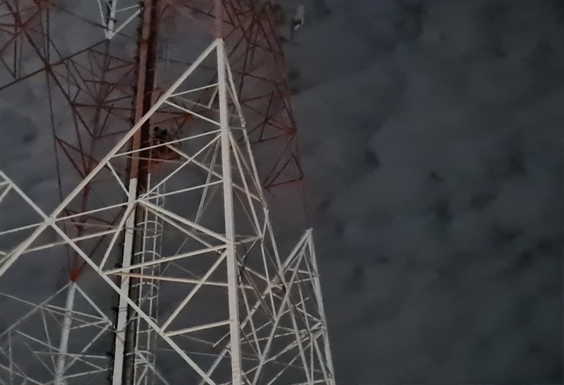 อส.ตร.ปีนเสาโทรศัพท์เครียดโควิดทำเงินไม่พอใช้