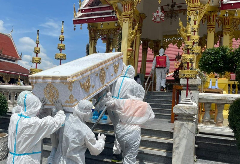 ชื่นชม! "เอิร์ธ พงศกร" ช่วยแบกโลงศพเหยื่อโควิด-19