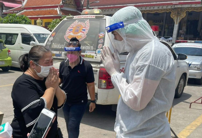 ชื่นชม! "เอิร์ธ พงศกร" ช่วยแบกโลงศพเหยื่อโควิด-19