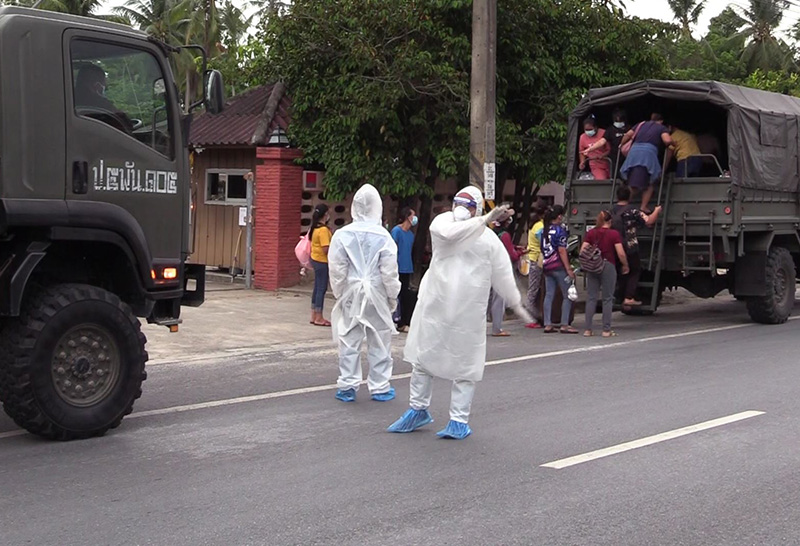 ขนย้ายผู้ติดเชื้อ 77 คน จาก โรงงานทองคำเปลว ส่งรพ.สนาม จ.นครศรีธรรมราช