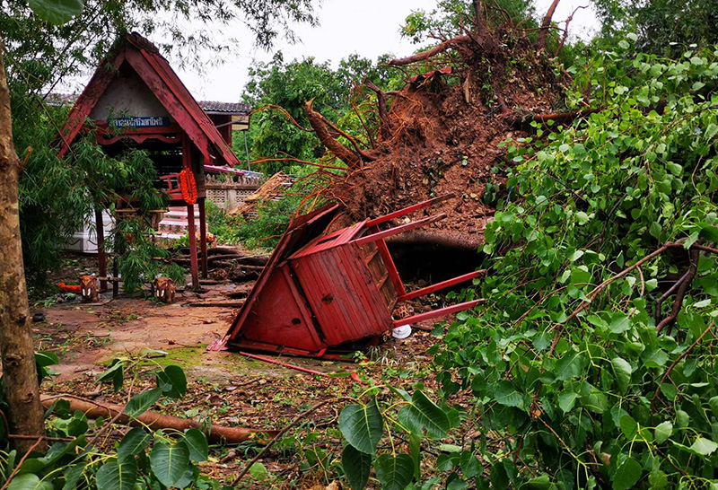 พายุพัดถล่มบ้านเรือน ใน อ.เขาวง จ.กาฬสินธุ์ เสียหายยับ