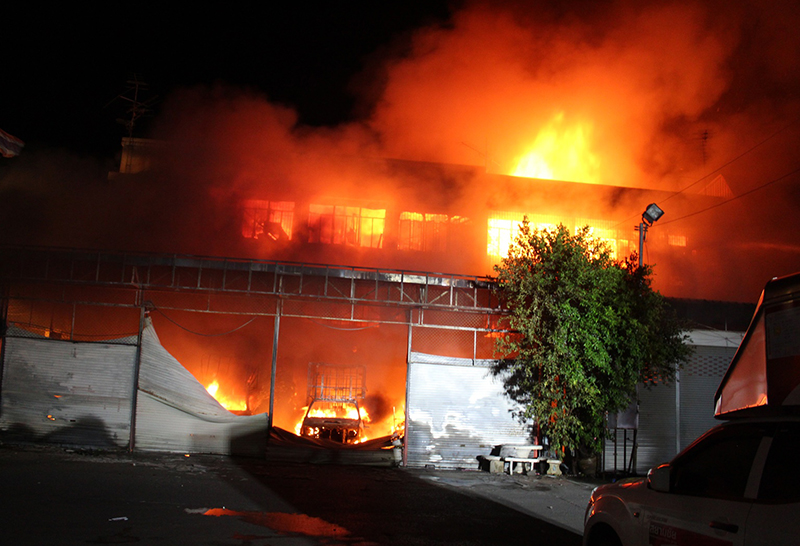 ไฟไหม้อาคารพาณิชย์ 2 ชั้น หน้าตลาดรังสิต จ.ปทุมธานี