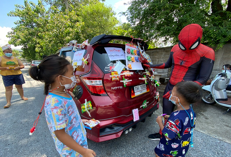 สไปเดอร์แมน ขับรถยนต์ปันสุข ตะเวนแจกของตามชุมชน