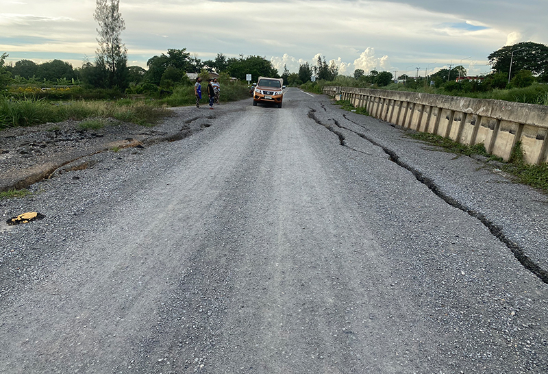 ชาวบ้านคลอง13 โวย ถนนทางหลวงชนบทพังยับ สร้างไม่เสร็จ