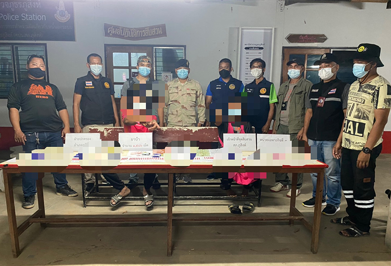 ฝ่ายปกครองศรีสะเกษ รวบผัวเมียเปิดร้านส้มตำบังหน้า ลอบขายยาบ้า