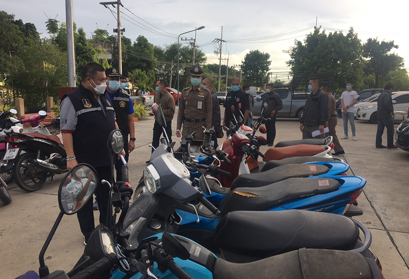 บุกค้นโกดังเจ๊ปุ๊ย รับจำนำรถเถื่อน มูลค่ากว่า 10 ล้าน ดอกเบี้ยโหด 120 ต่อปี