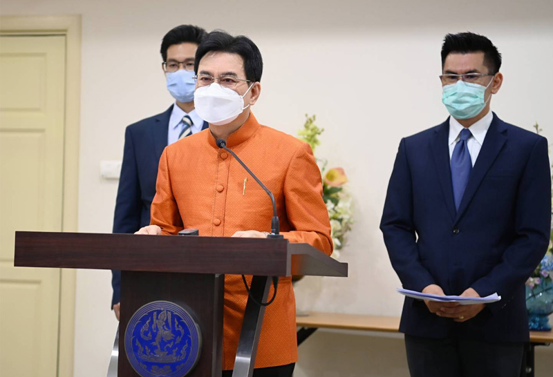 กระทรวงพาณิชย์ ต่ออายุสินค้าควบคุม 51 รายการ ออกไป 1 ปีถึง 30 มิ.ย. 65 เพิ่มเติมมาตรการดูแลสินค้าเกษตร  นายจุรินทร์ ลักษณวิศิษฏ์ รองนายกรัฐมนตรีและรัฐมนตรีว่าการกระทรวงพาณิชย์ เปิดเผยผลการประชุมคณะกรรมการกลางว่าด้วยราคาสินค้าและบริการ หรือ กกร. ว่า ที่ประชุมมีมติต่ออายุรายการสินค้าควบคุม 51 รายการออกไปอีก 1 ปี จนถึงวันที่ 30 มิถุนายน 2565 หลังจากจะหมดอายุในวันที่ 30 มิถุนายน 2564 พร้อมกันนี้เห็นชอบให้เพิ่มมาตรการดูแลสินค้าเพิ่มเติม โดยเฉพาะสินค้าเกษตร เช่น การกำหนดให้กากเอทานอล ข้าวสาลี ข้าวโพดเลี้ยงสัตว์ มันสำปะหลัง โดยให้การขออนุญาตขนย้ายสามารถดำเนินการผ่านทางอิเล็กทรอนิกส์ได้ และต้องปิดป้ายแสดงราคารับซื้อสินค้าทางการเกษตร ตั้งแต่เวลา 08.00 น. เพื่อให้เกษตรกรสามารถเปรียบเทียบราคาก่อนขายได้ ห้ามหักค่าชั่งน้ำหนัก ในสินค้า 4 ชนิด ข้าวเปลือก ข้าวโพดเลี้ยงสัตว์ ปาล์มน้ำมัน และมันสำปะหลัง เพื่อไม่ให้เป็นข้ออ้างหักราคารับซื้อ  นอกจากนี้ยังมีมติให้ตั้งคณะอนุกรรมการพิจารณาในเรื่องแพลตฟอร์มส่งอาหารเดลิเวอรี่ การกำหนดค่า GP ค่าขนส่งและบริการอื่นๆ เพื่อนำไปสู่การดำเนินมาตรการที่เป็นธรรมกับทั้ง 3 ฝ่าย ซึ่งประกอบไปด้วยเจ้าของแพลตฟอร์มส่งอาหารเดลิเวอรี่ ร้านอาหารและประชาชนผู้บริโภค โดยให้อธิบดีกรมการค้าภายในเป็นประธาน และมีตัวแทนจากทั้งภาครัฐและเอกชนช่วยในการพิจารณามาตรการต่างๆตามความเหมาะสม อย่างไรก็ตามผลการประชุมคณะกรรมการ กกร. จะมีการเสนอเข้าที่ประชุมคณะรัฐมนตรีต่อไป