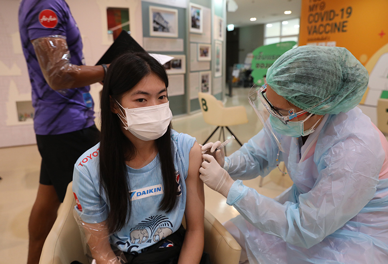 นักฟุตบอลหญิงทีมชาติไทย ฉีดวัคซีนโควิดเข็มแรกเตรียมคัดเอเชีย