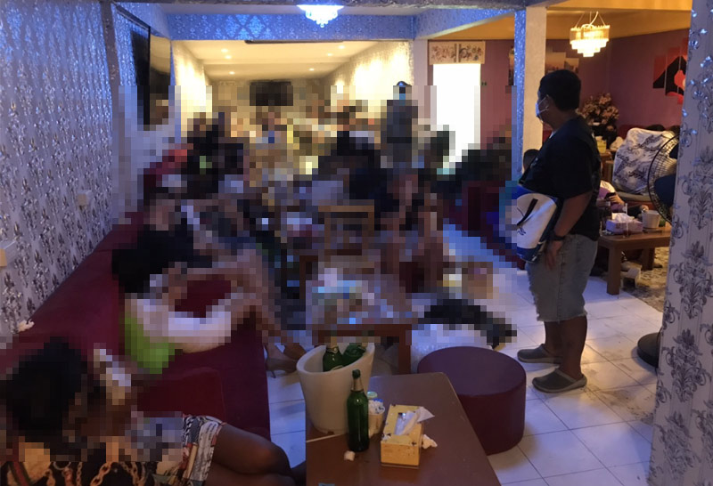 ตร.ชลบุรีบุกจับร้านอาหารฝ่าฝืน พ.ร.ก.ฉุกเฉิน