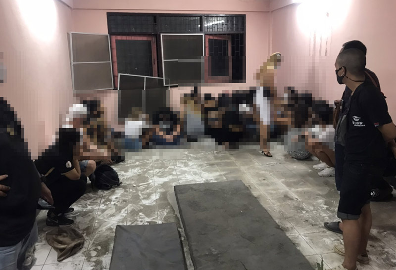 ตร.ชลบุรีบุกจับร้านอาหารฝ่าฝืน พ.ร.ก.ฉุกเฉิน