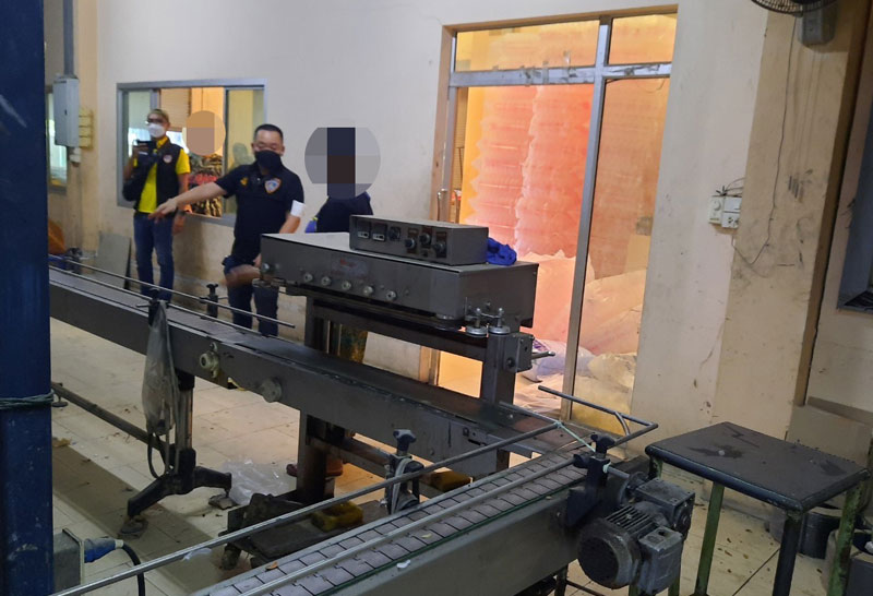 ทลายโรงงานผลิตน้ำปลาเถื่อน-ยึดของกลางอื้อ