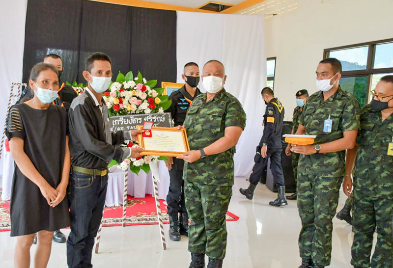 มทภ.4รดน้ำศพอส.ทพ.เหยื่อโจรใต้