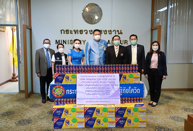 "สุชาติ"ส่งมอบปลากระป๋อง และไข่ไก่ ช่วยเหลือปิดแคมป์คนงาน