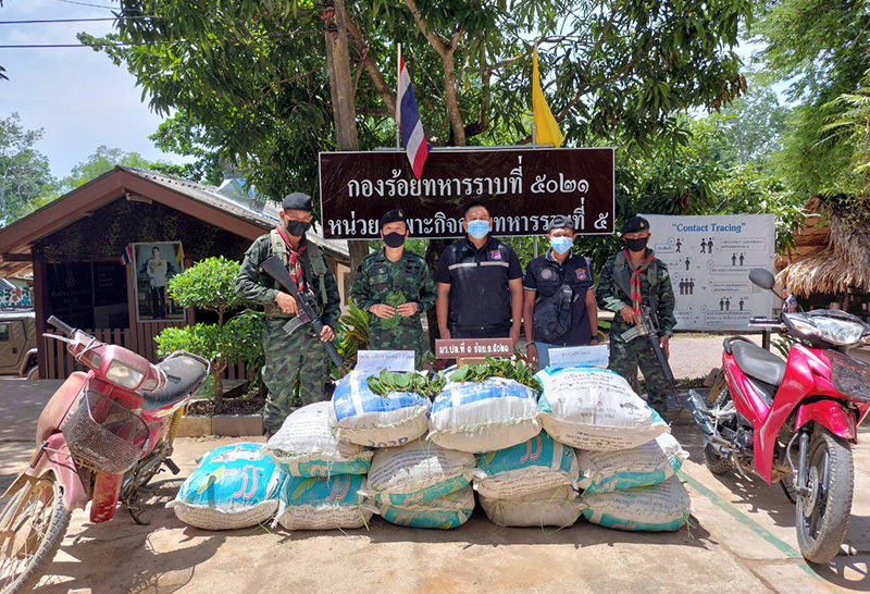 ทหารกองกำลังเทพสตรี ยึดใบกระท่อม12กระสอบ บริเวณชายแดนไทย-มาเลเซีย