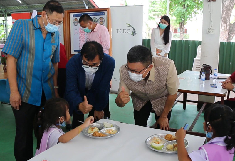 เด็กขอนแก่นเฮ!ผู้ว่าฯเสริฟKFCถึงร.ร.