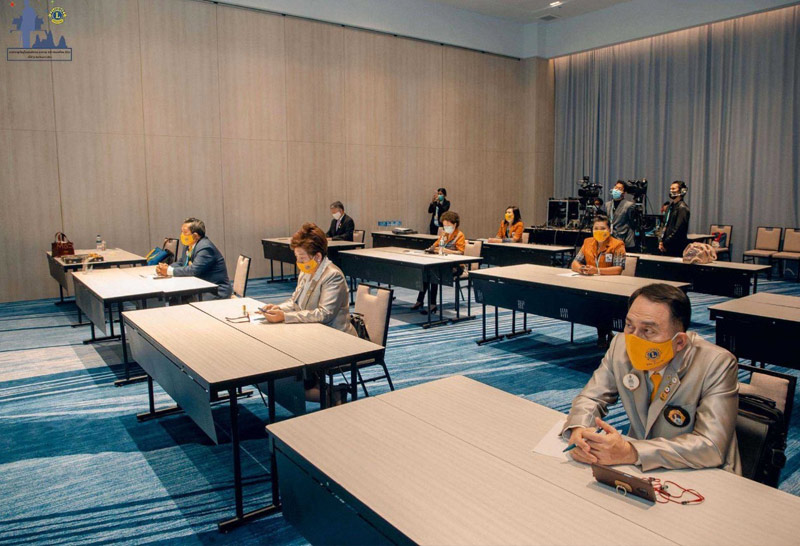 การจัดงานครั้งนี้ สโมสรไลออนส์เลือกใช้สถานที่จัดงานที่ได้รับการรับรองมาตรฐานสถานที่จัดงานประเทศไทย (Thailand MICE Venue Standard – TMVS) และมีการจัดงานที่สอดคล้องตามแนวปฏิบัติเบื้องต้นด้านการจัดงานอย่างยั่งยืนของทีเส็บ (Sustainable Events Basic Guidelines) อาทิ การลงทะเบียนด้วยระบบอิเล็กทรอนิกส์ ควบคุมอุณหภูมิในห้องจัดงานทั้งหมดให้ไม่ต่ำกว่า 25 องศาเซลเซียส งดการใช้โฟมและดอกไม้สด ไม่ใช้ขวดหรือหลอดพลาสติก ครอบคลุมไปถึงการเลือกอาหารและเครื่องดื่มออร์แกนิกและของที่ระลึกที่ผลิตโดยชุมชนในพื้นที่