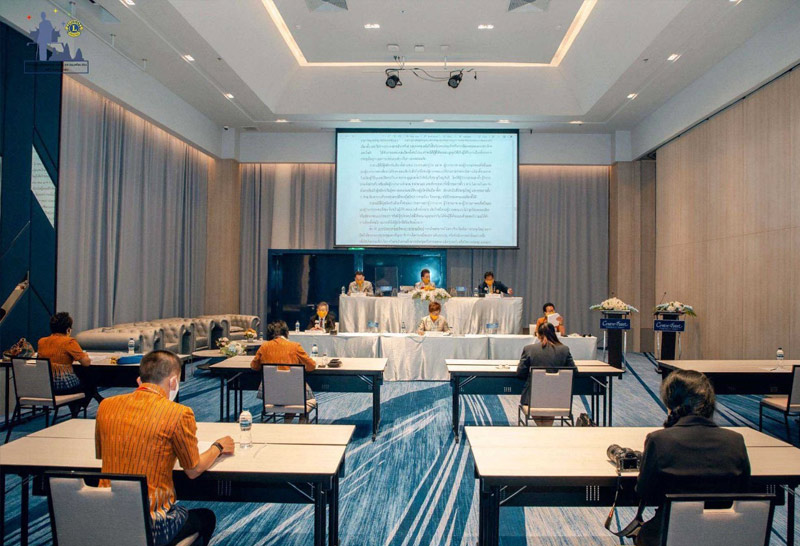 การจัดงานครั้งนี้ สโมสรไลออนส์เลือกใช้สถานที่จัดงานที่ได้รับการรับรองมาตรฐานสถานที่จัดงานประเทศไทย (Thailand MICE Venue Standard – TMVS) และมีการจัดงานที่สอดคล้องตามแนวปฏิบัติเบื้องต้นด้านการจัดงานอย่างยั่งยืนของทีเส็บ (Sustainable Events Basic Guidelines) อาทิ การลงทะเบียนด้วยระบบอิเล็กทรอนิกส์ ควบคุมอุณหภูมิในห้องจัดงานทั้งหมดให้ไม่ต่ำกว่า 25 องศาเซลเซียส งดการใช้โฟมและดอกไม้สด ไม่ใช้ขวดหรือหลอดพลาสติก ครอบคลุมไปถึงการเลือกอาหารและเครื่องดื่มออร์แกนิกและของที่ระลึกที่ผลิตโดยชุมชนในพื้นที่