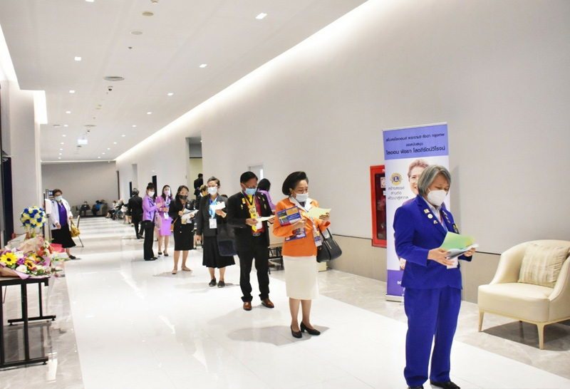 การจัดงานครั้งนี้ สโมสรไลออนส์เลือกใช้สถานที่จัดงานที่ได้รับการรับรองมาตรฐานสถานที่จัดงานประเทศไทย (Thailand MICE Venue Standard – TMVS) และมีการจัดงานที่สอดคล้องตามแนวปฏิบัติเบื้องต้นด้านการจัดงานอย่างยั่งยืนของทีเส็บ (Sustainable Events Basic Guidelines) อาทิ การลงทะเบียนด้วยระบบอิเล็กทรอนิกส์ ควบคุมอุณหภูมิในห้องจัดงานทั้งหมดให้ไม่ต่ำกว่า 25 องศาเซลเซียส งดการใช้โฟมและดอกไม้สด ไม่ใช้ขวดหรือหลอดพลาสติก ครอบคลุมไปถึงการเลือกอาหารและเครื่องดื่มออร์แกนิกและของที่ระลึกที่ผลิตโดยชุมชนในพื้นที่