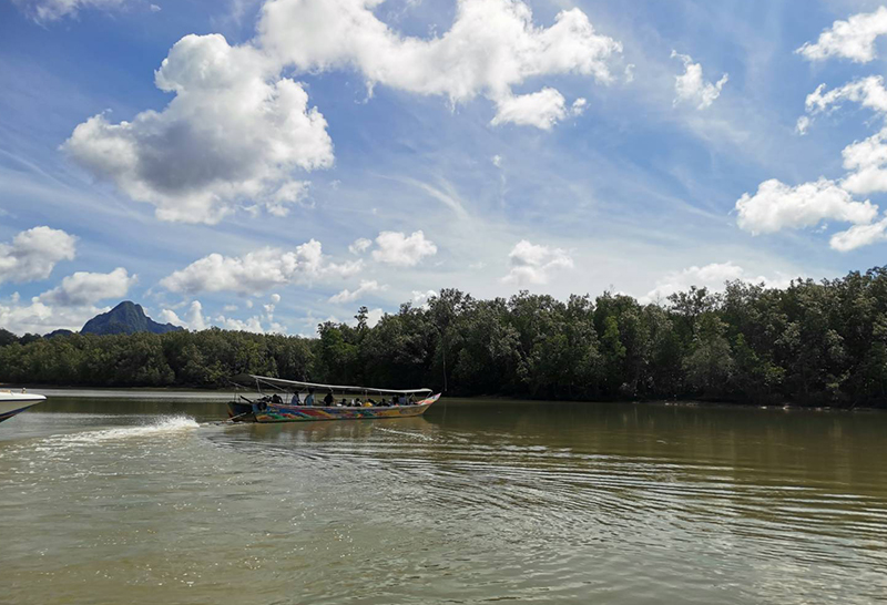 พังงา เร่งขนอุปกรณ์ลงเรือ เปิด จุดฉีดวัคซีนเชิงรุก ให้ชาวเกาะปันหยี