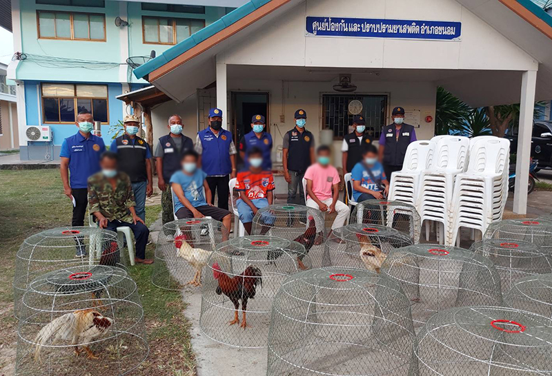 ฝ่ายปกครอง บุกทลายบ่อนไก่ชน หลังฝ่าฝืนพรก.ฉุกเฉิน