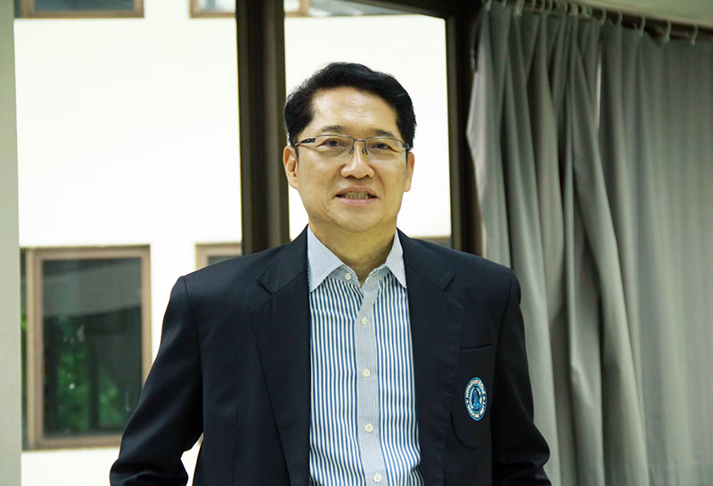 องอาจ คล้ามไพบูลย์ รองหัวหน้าพรรคและประธาน ส.ส.พรรคประชาธิปัตย์