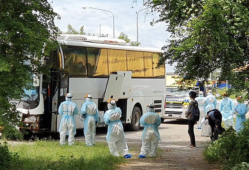 รถบัสเคลื่อนย้ายผู้ป่วยโควิด-19 จาก กทม.ไปกาฬสินธุ์ เกิดอุบัติเหตุที่โคราช