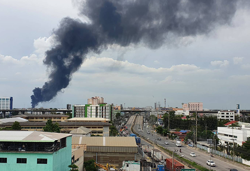นายกฯห่วง ไฟไหม้โรงงาน ย่านกิ่งแก้วคาด เสียหาย 700 ล้านบาท