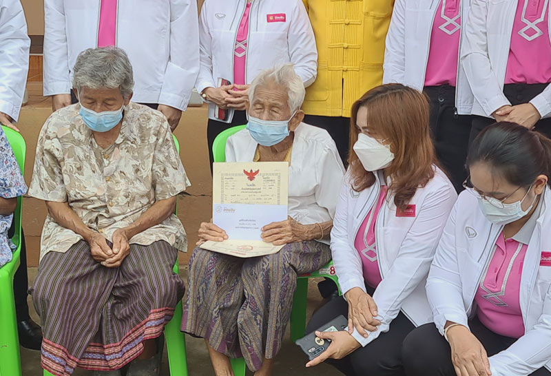 "สมศักดิ์" เป็นตัวแทนมอบโฉนดที่ดินให้ 4 คุณยาย