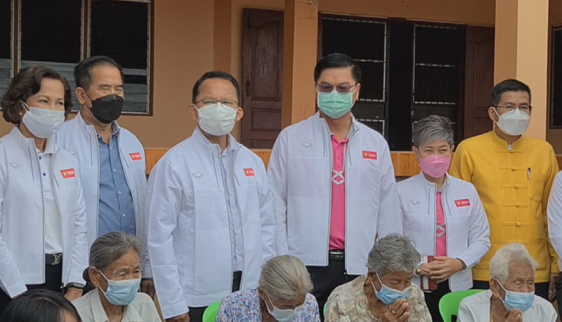 "สมศักดิ์" เป็นตัวแทนมอบโฉนดที่ดินให้ 4 คุณยาย