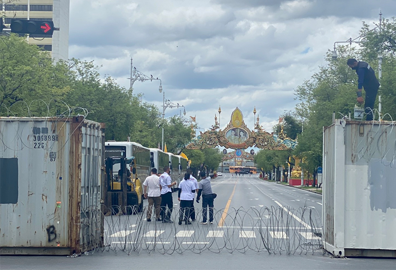 เจ้าหน้าที่ตั้งด่านเตรียมพร้อม รับมือผู้ชุมนุม เดินขบวนเข้าทำเนียบ