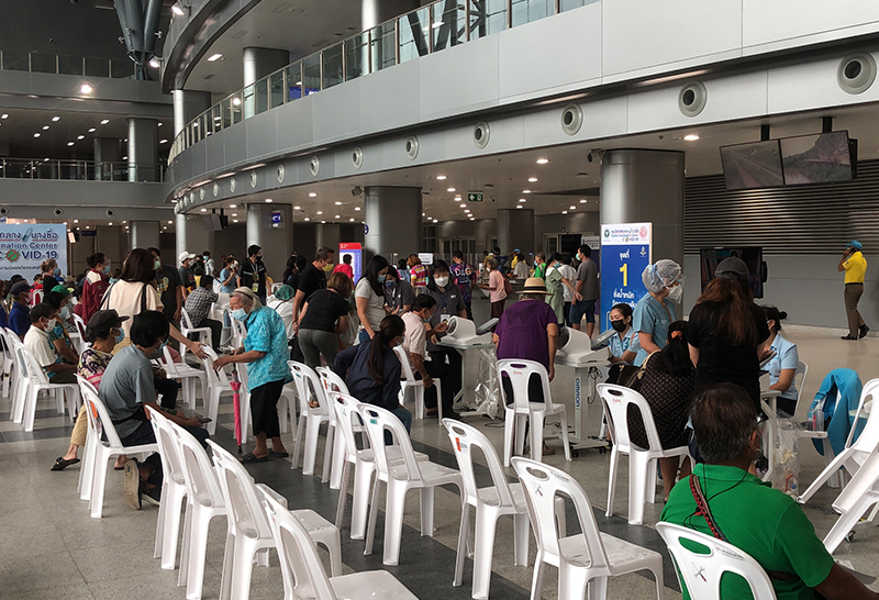 ศูนย์ฉีดวัคซีนกลางบางซื่อ จัดคิวปรับเวลาฉีดแอสตราฯใหม่