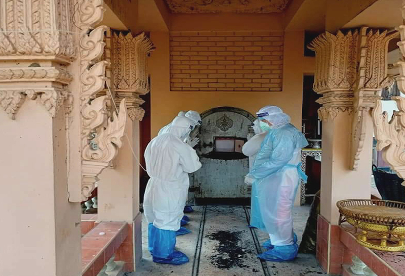 เจ้าอาวาสวัดโสภาราม สวมชุด PPE หามโลงศพโควิดขึ้นเมรุ