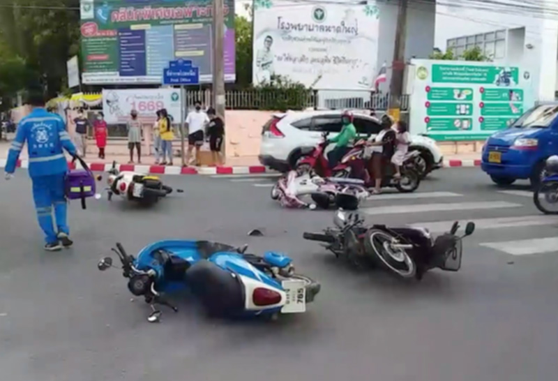 อุบัติเหตุ กระบะกวาดจยย.กลางสี่แยก-1