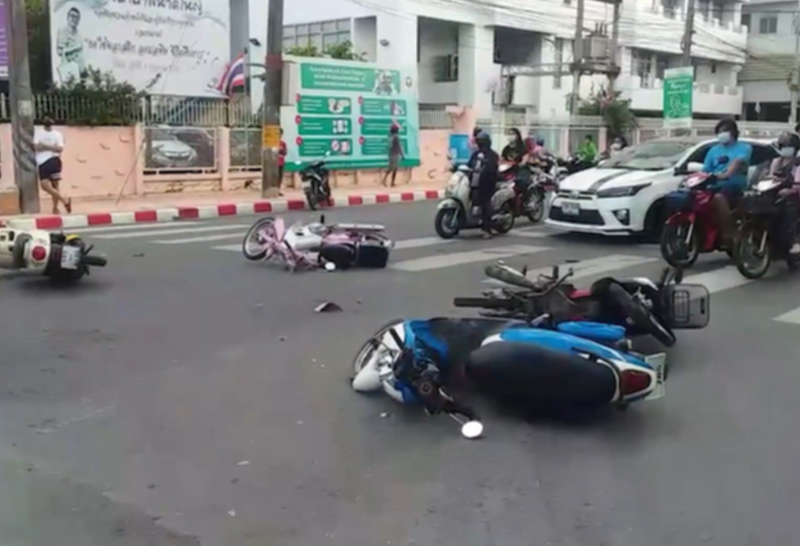 กระบะกวาดจยย.กลางสี่แยก