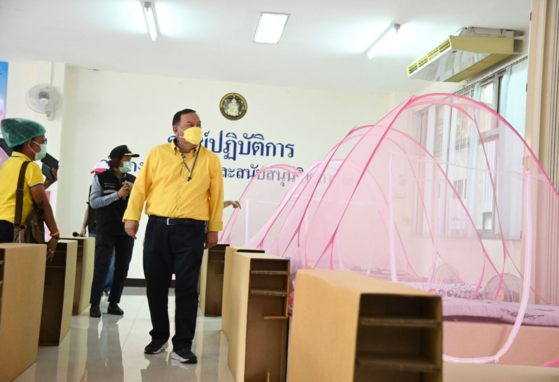 "จุติ"เยี่ยมจุดพักคอยย้ำดูแลคนไร้บ้าน