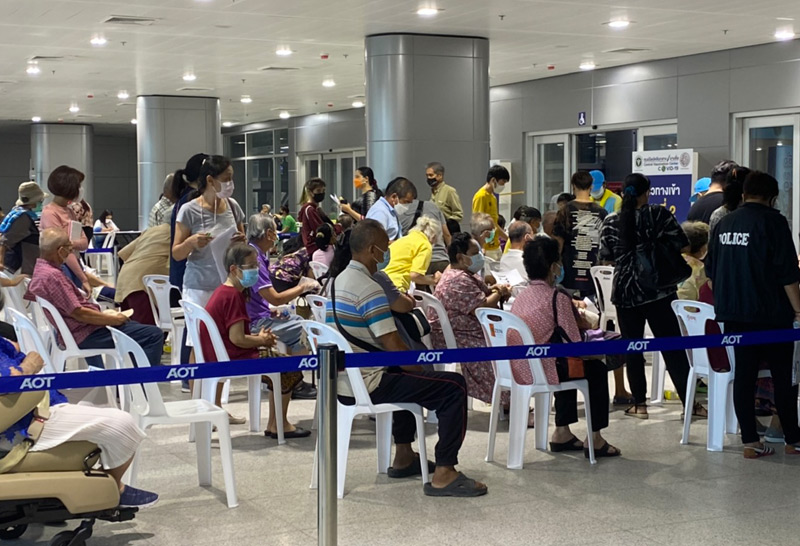 ผู้สูงอายุทยอยบางซื่อฉีดวัคซีนโควิด