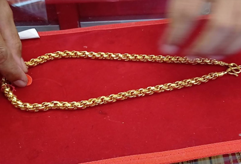 สาวฉกทอง 5 บาทในร้านที่พิมาย โคราช ก่อนถูกพนักงานช่วยกันจับตัวได้ทันควันส่งตำรวจ อ้างเจอปัญหาโควิด ตกงาน หวังนำเงินไปเลี้ยงครอบครัว  เมื่อเวลา 10.10 น. วันที่ 9 กรกฎาคม 2564 พ.ต.อ.นธีร์ สุคุณา ผกก.สภ.พิมาย จ.นครราชสีมา ได้รับแจ้งว่ามีเหตุโจรขโมยทองหนัก 5 บาท ที่ห้างทอง ถนนจอมสุดาเสด็จ เขตเทศบาลตำบลพิมาย อ.พิมาย จ.นครราชสีมา จึงสั่งการให้ พ.ต.ท.โชตินันท์ โชติเนตร รอง ผกก.สส.สภ.พิมาย ร.ต.ท.ญาณโชติ ทองพราว รอง สว.(สอบสวน)สภ.พิมาย ตร.ชุด 191 ไปตรวจสอบที่เกิดเหตุ พบ เจ้าของห้างทองและพนักงานกำลังควบคุมตัวผู้ต้องไว้ได้ กล้องวงจรปิดจับภาพคนร้านไว้ได้ชัดเจน  จากการสอบถาม นางจิรายุ ศรีปิ่นสุขสกุล อายุ 42 ปี พนักงานของห้างทองยินดี เล่าว่า คนร้ายเดินเข้ามาในร้าน ทำทีว่าจะมาซื้อทองหนัก 5 บาท ตนจึงไปเปิดตู้ที่เก็บทองไว้ออกมาให้เลือก เป็นทองหนัก 5 บาท ทองลายหวาย 4 หน้า ราคาทอง 140,756 บาท พอคนร้ายยิบทองขึ้นมาดูก็วิ่งออกจากร้านไปอย่างรวดเร็ว มีรถจักรยานยนต์ยี่ห้อคาวาซากิรุ่นเคเอสอาร์110 สีเขียว ทะเบียน 1กย-7623 นครราชสีมา จอดอยู่ห่างจากหน้าร้านประมาณ 6 เมตร กำลังจะขับรถจักรยานยนต์ออกไป ตนและเพื่อนพนักงานด้วยกันเข้ารวบตัวไว้ได้ทันควัน จึงแจ้งเจ้าหน้าที่ตำรวจมารับตัวไป  จากการสอบถาม น.ส.ภัสรา อายุ 28 ปี ผู้ต้องหาเล่าว่า ช่วงเกิดโรคระบาดโควิด-19 ตนเองตกงานไม่มีงานทำ มีลูก 2 คนแฟนหนุ่มก็ไม่มีงานทำ คิดอะไรไม่ออกจึงตัดสินใจขี่รถจักรยานยนต์เดินทางเข้ามาในตัวเมืองพิมาย มองเห็นห้างทองดังกล่าวไม่มีเจ้าหน้าที่ตำรวจอยู่หน้าร้าน และไม่มีลูกค้า จึงตัดสินใจนำรถจักรยานยนต์มาจอดใกล้ๆ หน้าร้าน แล้วเดินเข้าไปถามคนขายว่าในร้านมีทองหนักสูงสุดกี่บาท ทางพนักงานร้านทองได้บอกว่ามีหนักสุด 5 บาท พอสบโอกาสก็หยิบทองวิ่งหนีออกไปแต่ถูกจับได้เสียก่อน ถ้านำทองไปได้จะนำไปขายเพื่อนำเงินไปใช้จ่ายในครอบครัว  เจ้าหน้าที่ตำรวจจึงได้ควบคุมตัว น.ส.ภัสรา ไปที่ สภ.พิมาย เพื่อดำเนินคดีตามกฎหมายต่อไป