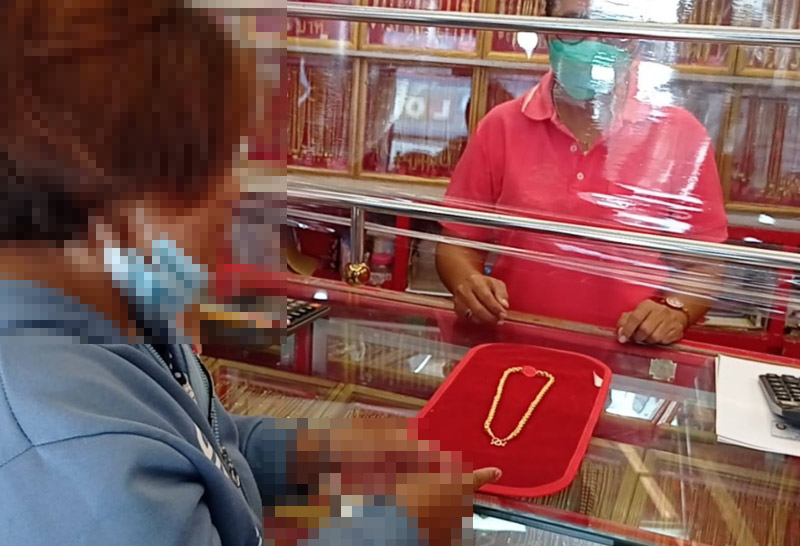 สาวฉกทอง 5 บาทในร้านที่พิมาย โคราช ก่อนถูกพนักงานช่วยกันจับตัวได้ทันควันส่งตำรวจ อ้างเจอปัญหาโควิด ตกงาน หวังนำเงินไปเลี้ยงครอบครัว เมื่อเวลา 10.10 น. วันที่ 9 กรกฎาคม 2564 พ.ต.อ.นธีร์ สุคุณา ผกก.สภ.พิมาย จ.นครราชสีมา ได้รับแจ้งว่ามีเหตุโจรขโมยทองหนัก 5 บาท ที่ห้างทอง ถนนจอมสุดาเสด็จ เขตเทศบาลตำบลพิมาย อ.พิมาย จ.นครราชสีมา จึงสั่งการให้ พ.ต.ท.โชตินันท์ โชติเนตร รอง ผกก.สส.สภ.พิมาย ร.ต.ท.ญาณโชติ ทองพราว รอง สว.(สอบสวน)สภ.พิมาย ตร.ชุด 191 ไปตรวจสอบที่เกิดเหตุ พบ เจ้าของห้างทองและพนักงานกำลังควบคุมตัวผู้ต้องไว้ได้ กล้องวงจรปิดจับภาพคนร้านไว้ได้ชัดเจน จากการสอบถาม นางจิรายุ ศรีปิ่นสุขสกุล อายุ 42 ปี พนักงานของห้างทองยินดี เล่าว่า คนร้ายเดินเข้ามาในร้าน ทำทีว่าจะมาซื้อทองหนัก 5 บาท ตนจึงไปเปิดตู้ที่เก็บทองไว้ออกมาให้เลือก เป็นทองหนัก 5 บาท ทองลายหวาย 4 หน้า ราคาทอง 140,756 บาท พอคนร้ายยิบทองขึ้นมาดูก็วิ่งออกจากร้านไปอย่างรวดเร็ว มีรถจักรยานยนต์ยี่ห้อคาวาซากิรุ่นเคเอสอาร์110 สีเขียว ทะเบียน 1กย-7623 นครราชสีมา จอดอยู่ห่างจากหน้าร้านประมาณ 6 เมตร กำลังจะขับรถจักรยานยนต์ออกไป ตนและเพื่อนพนักงานด้วยกันเข้ารวบตัวไว้ได้ทันควัน จึงแจ้งเจ้าหน้าที่ตำรวจมารับตัวไป จากการสอบถาม น.ส.ภัสรา อายุ 28 ปี ผู้ต้องหาเล่าว่า ช่วงเกิดโรคระบาดโควิด-19 ตนเองตกงานไม่มีงานทำ มีลูก 2 คนแฟนหนุ่มก็ไม่มีงานทำ คิดอะไรไม่ออกจึงตัดสินใจขี่รถจักรยานยนต์เดินทางเข้ามาในตัวเมืองพิมาย มองเห็นห้างทองดังกล่าวไม่มีเจ้าหน้าที่ตำรวจอยู่หน้าร้าน และไม่มีลูกค้า จึงตัดสินใจนำรถจักรยานยนต์มาจอดใกล้ๆ หน้าร้าน แล้วเดินเข้าไปถามคนขายว่าในร้านมีทองหนักสูงสุดกี่บาท ทางพนักงานร้านทองได้บอกว่ามีหนักสุด 5 บาท พอสบโอกาสก็หยิบทองวิ่งหนีออกไปแต่ถูกจับได้เสียก่อน ถ้านำทองไปได้จะนำไปขายเพื่อนำเงินไปใช้จ่ายในครอบครัว เจ้าหน้าที่ตำรวจจึงได้ควบคุมตัว น.ส.ภัสรา ไปที่ สภ.พิมาย เพื่อดำเนินคดีตามกฎหมายต่อไป