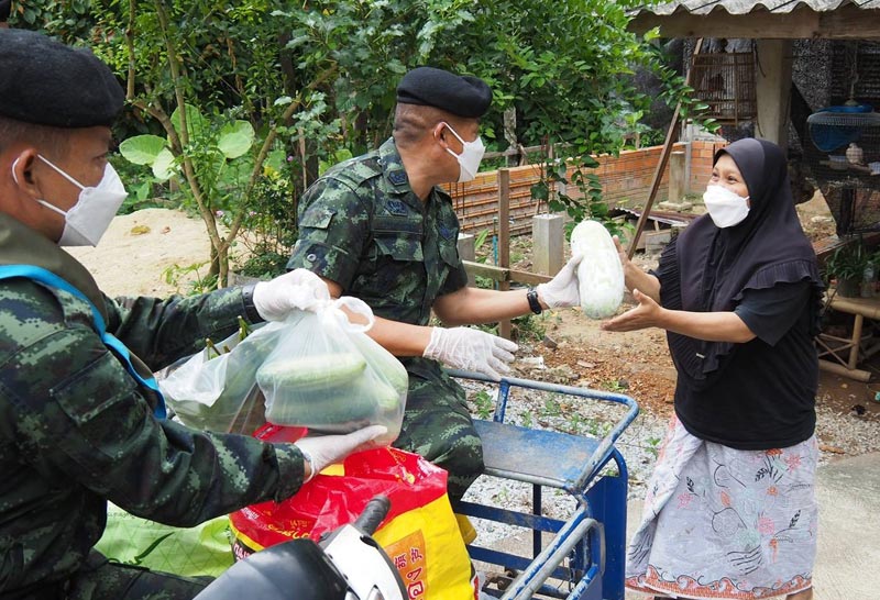 ทหารนราฯซับน้ำตาชาวโก-ลกเดือดร้อนจากโควิด-2