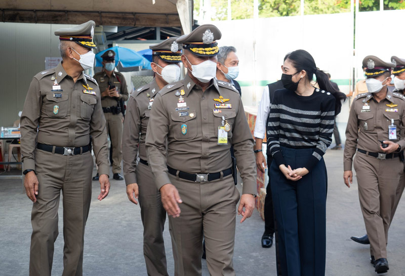 น.1ให้กำลังใจตำรวจเฝ้าแคมป์