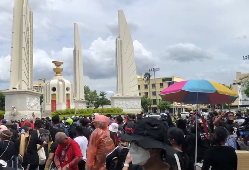 ผู้ชุมนุม ทยอยเข้าพื้นที่อนุสาวรีย์ประชาธิปไตย เตรียมเคลื่อนขบวน15.00น.