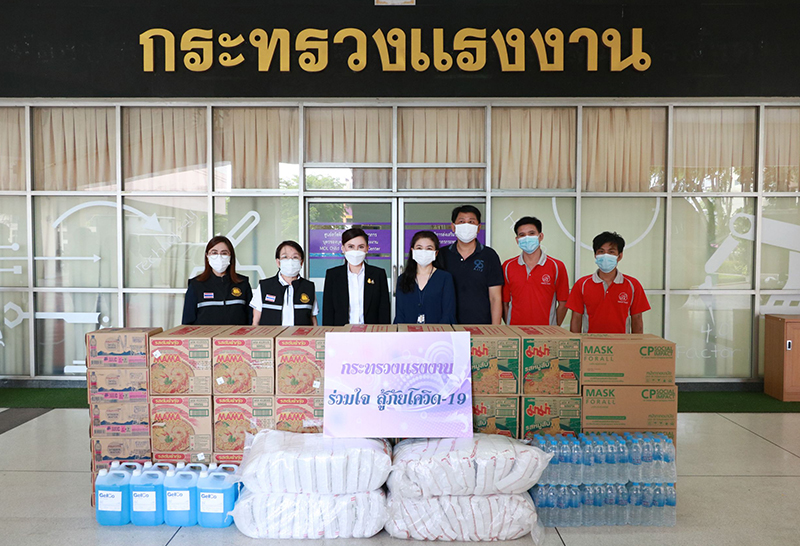 "สุชาติ" มอบเครื่องอุปโภคบริโภคช่วยเหลือโควิด-19 ช่วยเหลือ องค์กรสาธารณกุศล