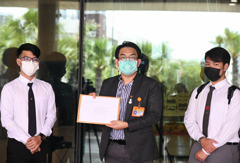 "วิโรจน์" รับหนังสือจากนศ.มธ.เรียกร้องเยียวยาโควิด