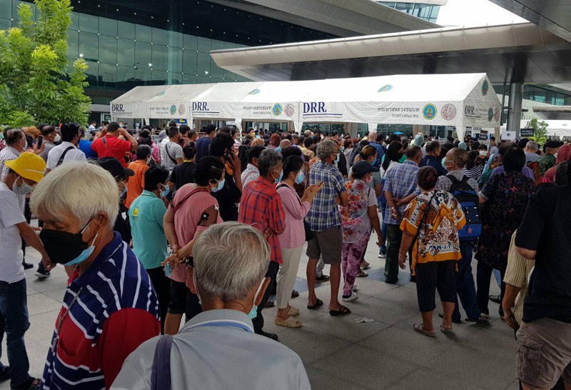 ศูนย์บางซื่อคนแน่นต่อแถวรอฉีดวัคซีนโควิด