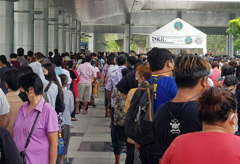 ศูนย์บางซื่อคนแน่นต่อแถวรอฉีดวัคซีนโควิด