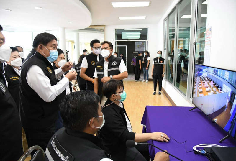 ู้ว่าตรวจความพร้อมศูนย์พักคอยเพื่อส่งต่อผู้ป่วย covid-19